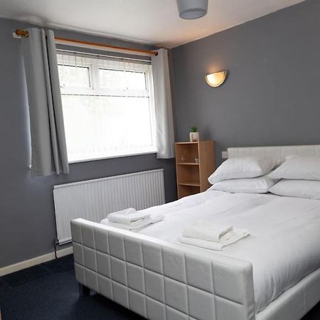 3 Bed Home Sleeps 8 People Located 1 Min From Train Stop - Otley Terrace Олдъм Екстериор снимка