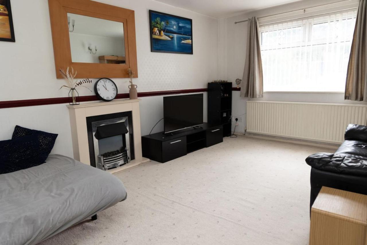 3 Bed Home Sleeps 8 People Located 1 Min From Train Stop - Otley Terrace Олдъм Екстериор снимка