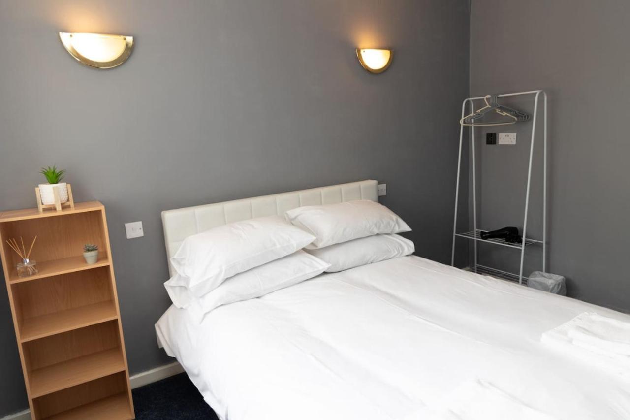 3 Bed Home Sleeps 8 People Located 1 Min From Train Stop - Otley Terrace Олдъм Екстериор снимка