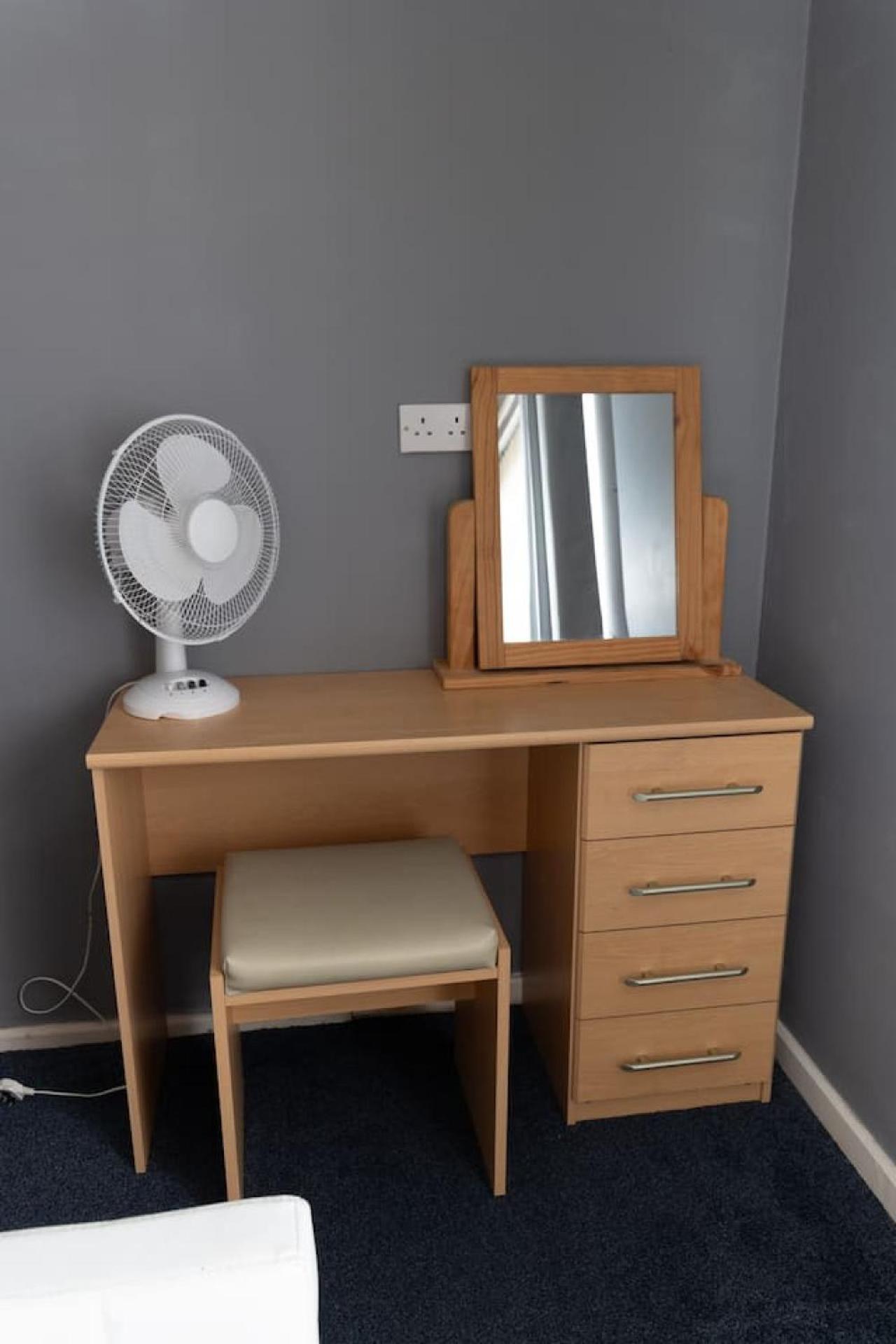 3 Bed Home Sleeps 8 People Located 1 Min From Train Stop - Otley Terrace Олдъм Екстериор снимка