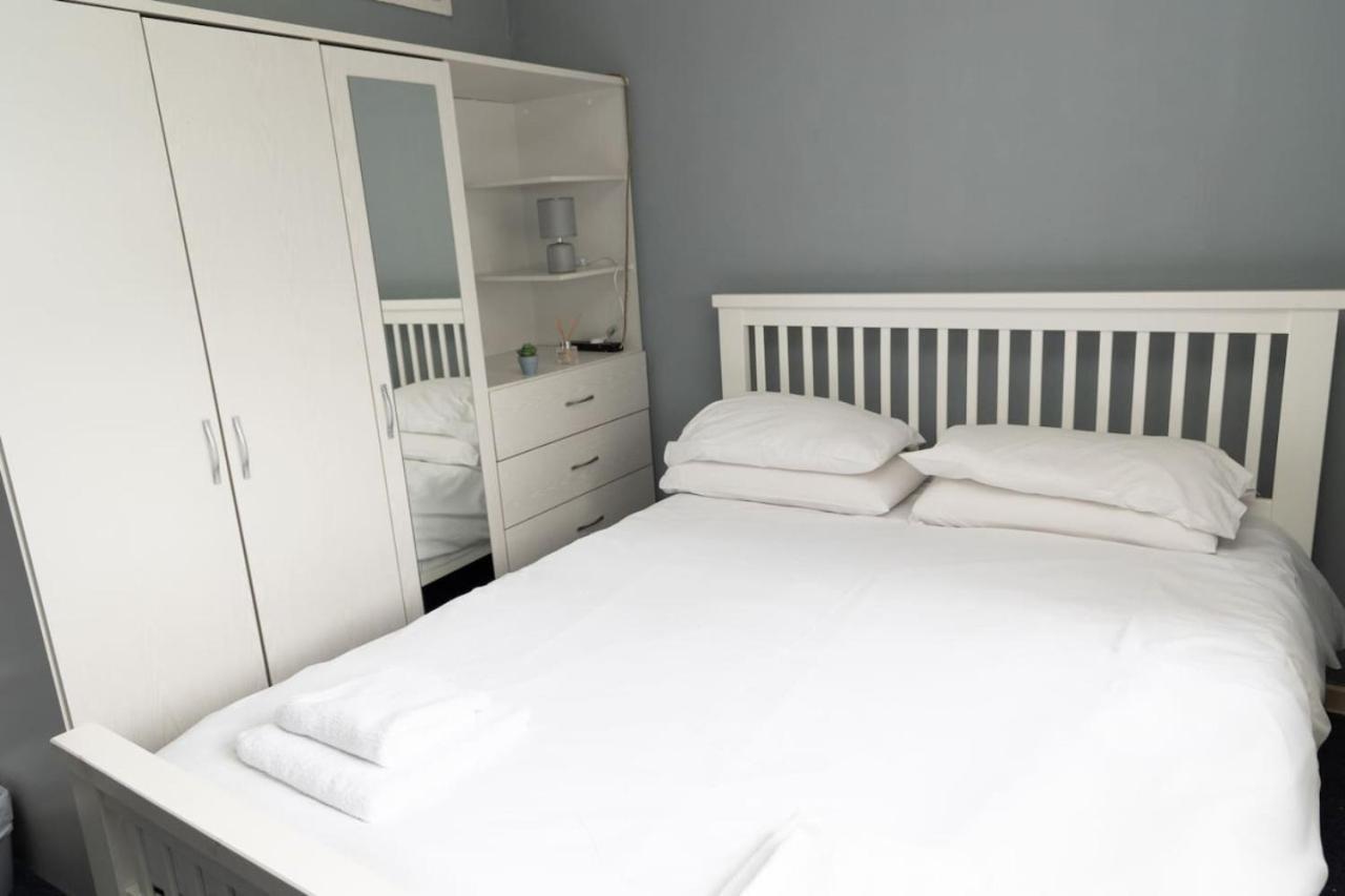 3 Bed Home Sleeps 8 People Located 1 Min From Train Stop - Otley Terrace Олдъм Екстериор снимка