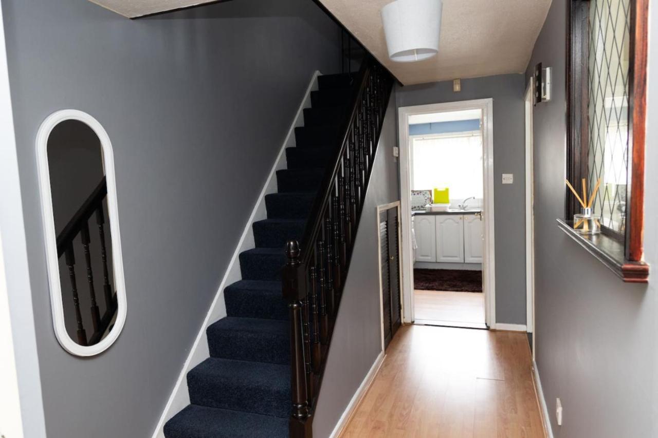 3 Bed Home Sleeps 8 People Located 1 Min From Train Stop - Otley Terrace Олдъм Екстериор снимка