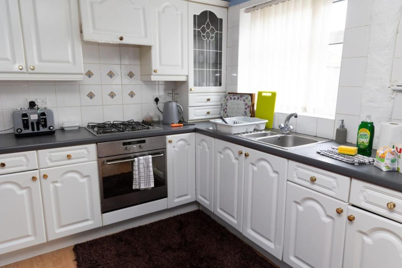 3 Bed Home Sleeps 8 People Located 1 Min From Train Stop - Otley Terrace Олдъм Екстериор снимка