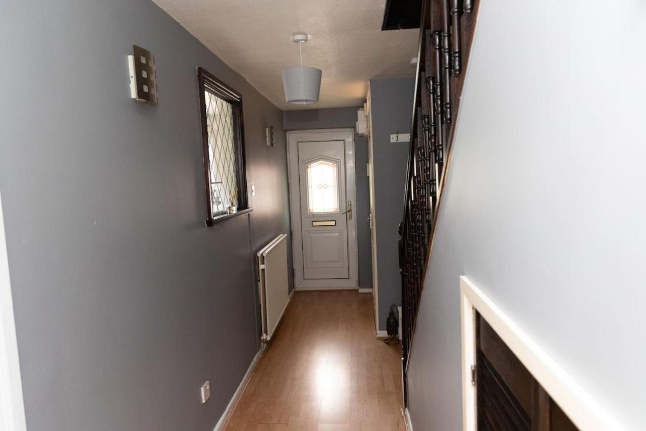 3 Bed Home Sleeps 8 People Located 1 Min From Train Stop - Otley Terrace Олдъм Екстериор снимка