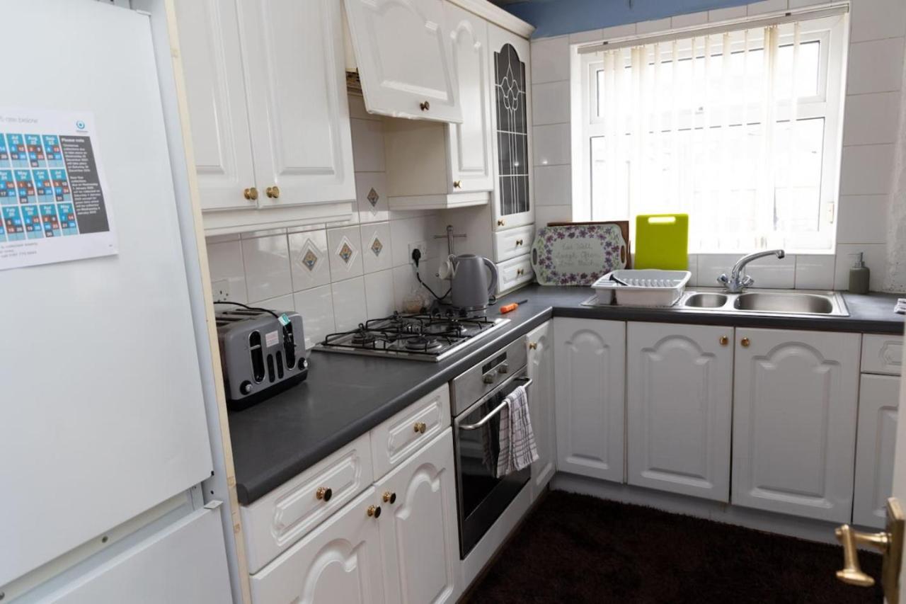 3 Bed Home Sleeps 8 People Located 1 Min From Train Stop - Otley Terrace Олдъм Екстериор снимка