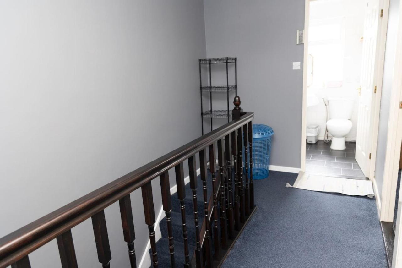3 Bed Home Sleeps 8 People Located 1 Min From Train Stop - Otley Terrace Олдъм Екстериор снимка