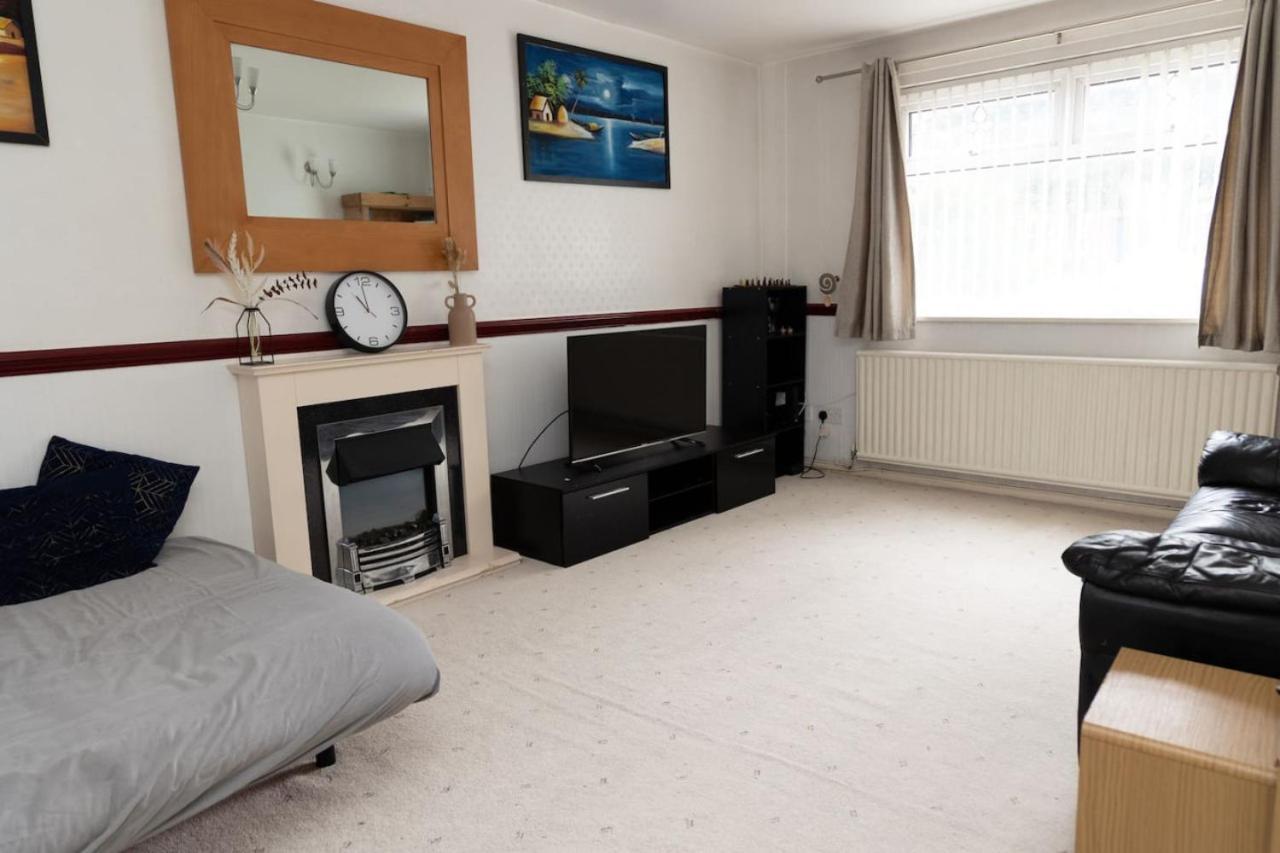 3 Bed Home Sleeps 8 People Located 1 Min From Train Stop - Otley Terrace Олдъм Екстериор снимка