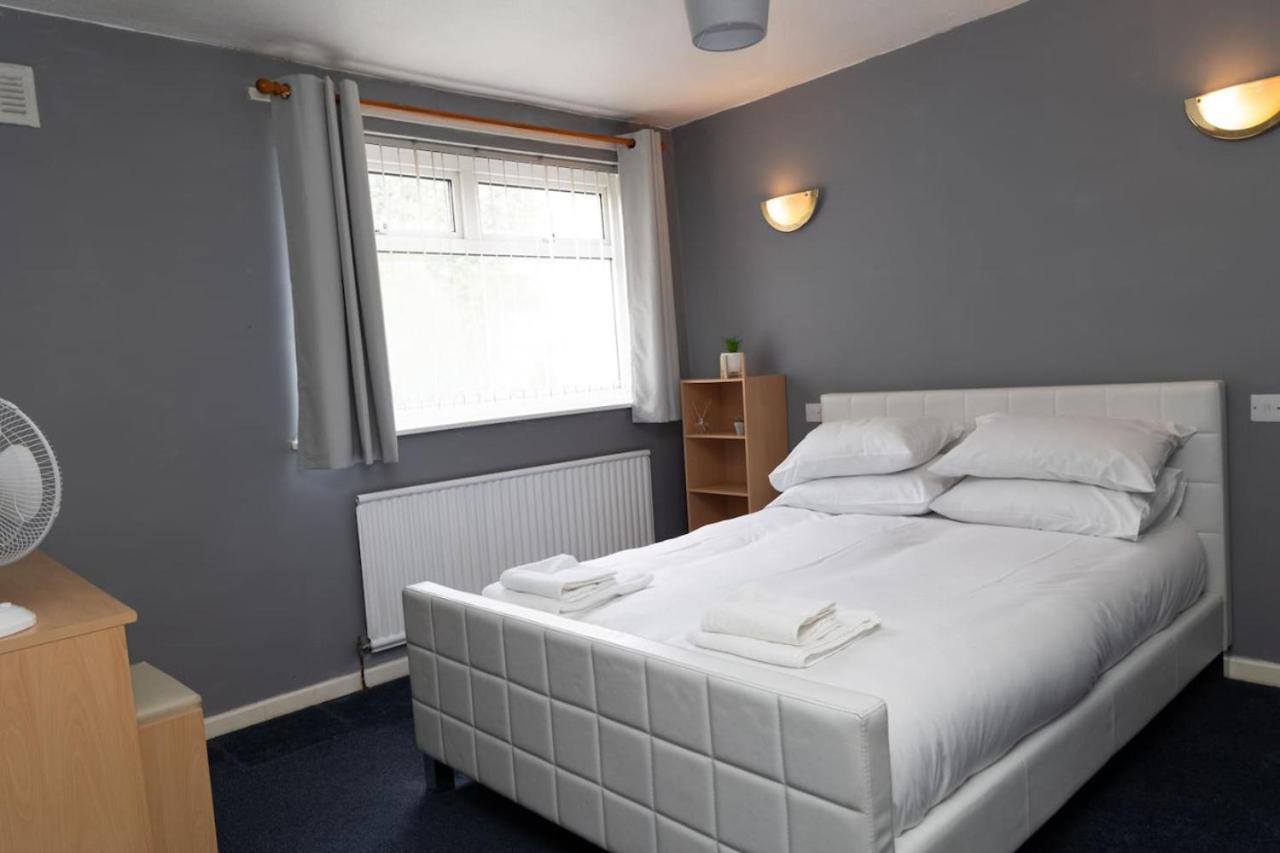 3 Bed Home Sleeps 8 People Located 1 Min From Train Stop - Otley Terrace Олдъм Екстериор снимка