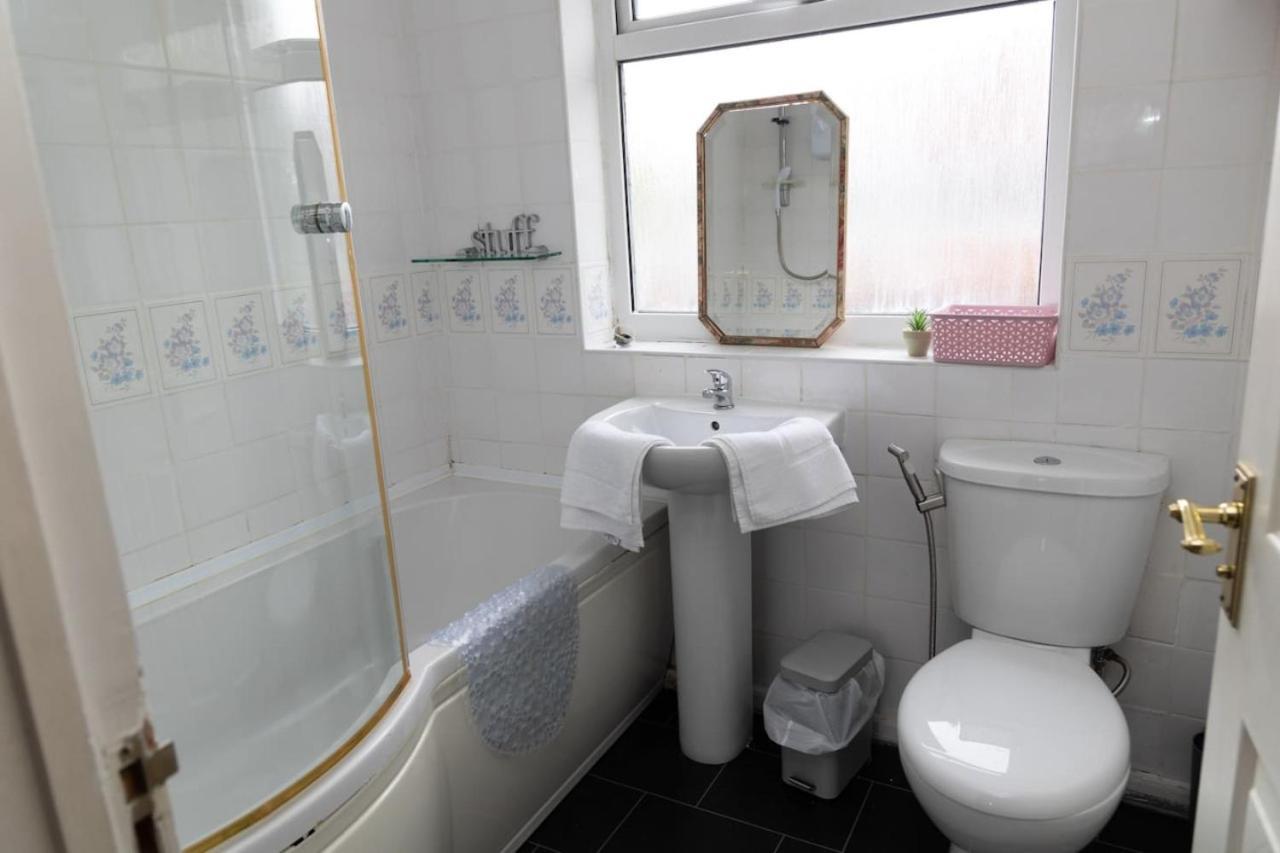 3 Bed Home Sleeps 8 People Located 1 Min From Train Stop - Otley Terrace Олдъм Екстериор снимка